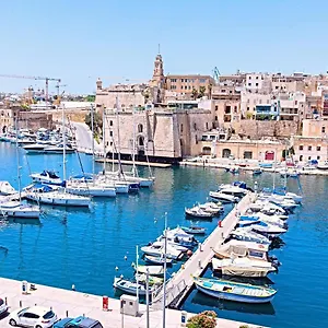 Vittoriosa' Seafront 2 Bed Highly Furnished Apartment